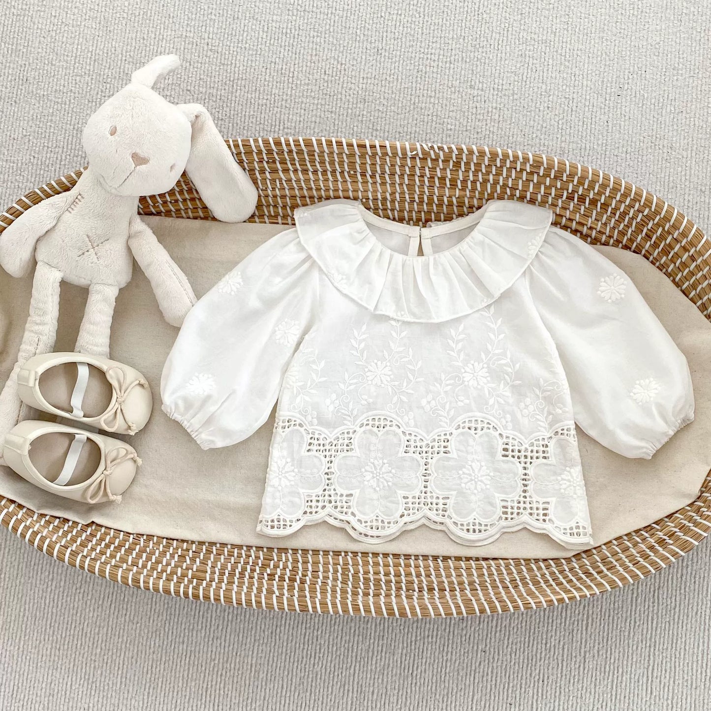 Spring and Autumn Kids Girls Flowers Embroidered Pattern Long Sleeves Hollow-out Top and Denim Pants Clothing Set