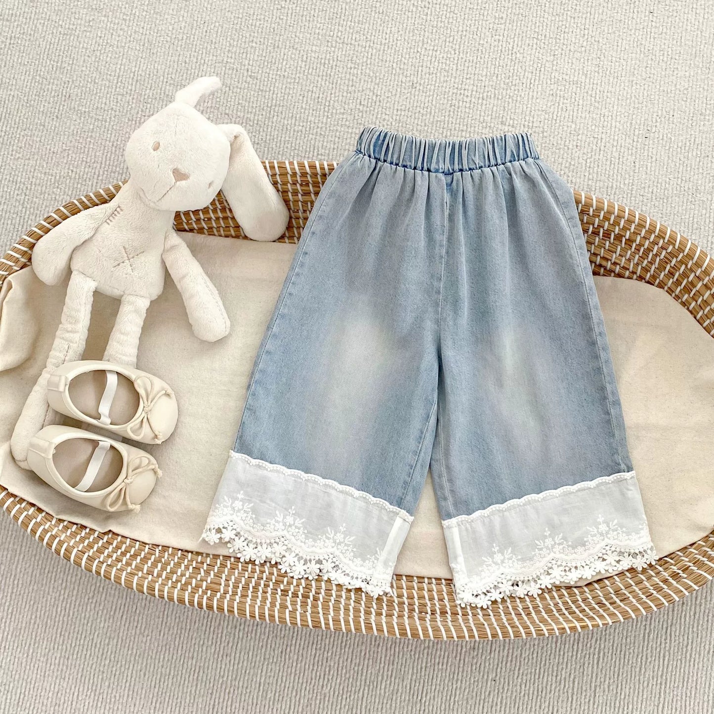 Spring and Autumn Kids Girls Flowers Embroidered Pattern Long Sleeves Hollow-out Top and Denim Pants Clothing Set