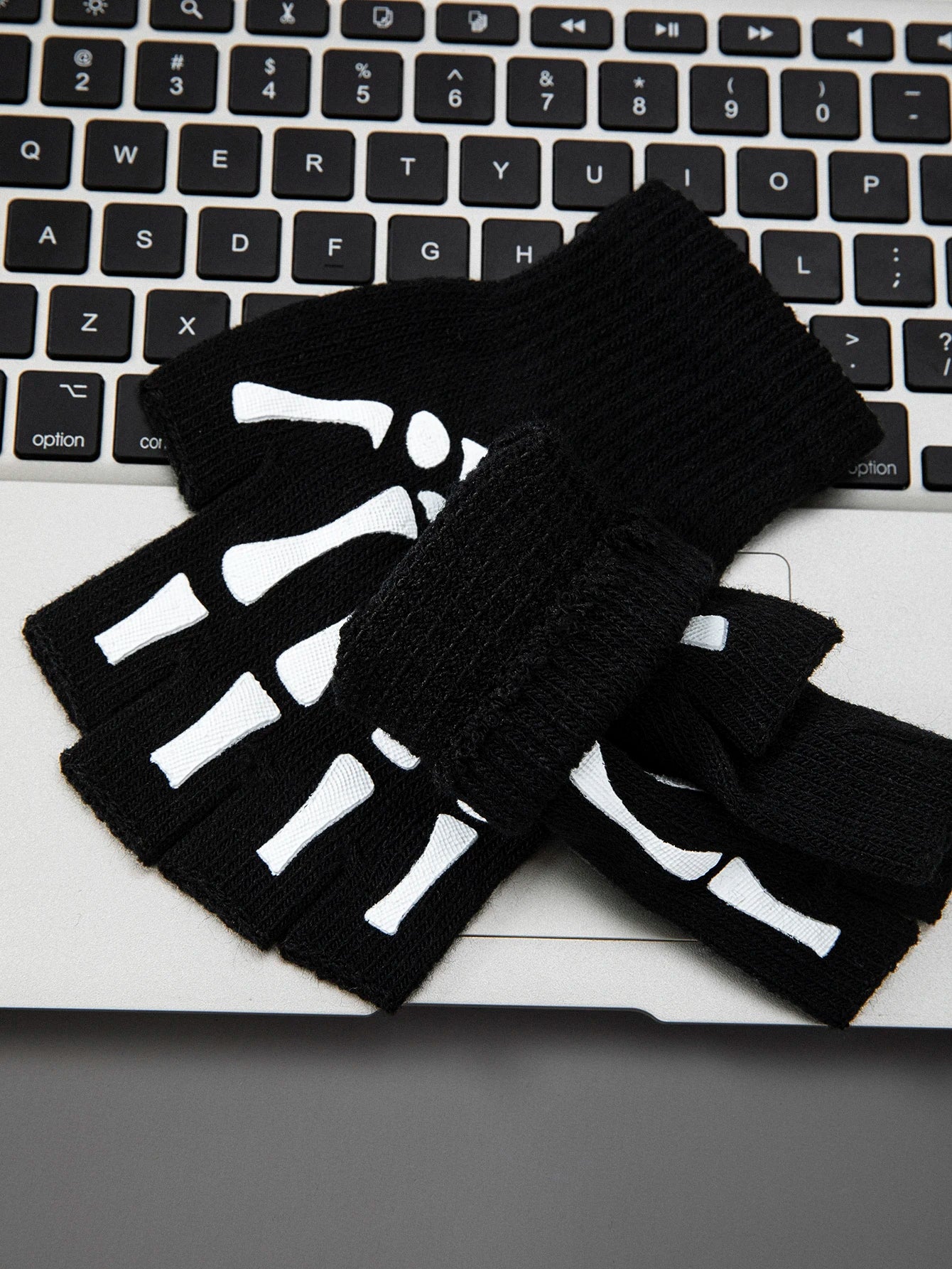 1pcs New Kids Halloween Skeleton Skull Half Finger Luminous Punk Gloves Winter Skull Fingerless Black Mitten