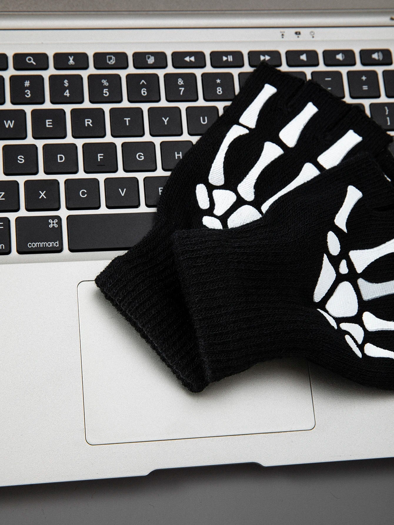 1pcs New Kids Halloween Skeleton Skull Half Finger Luminous Punk Gloves Winter Skull Fingerless Black Mitten