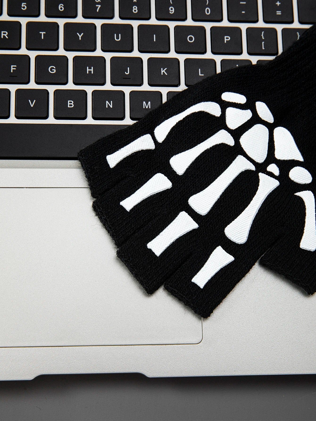 1pcs New Kids Halloween Skeleton Skull Half Finger Luminous Punk Gloves Winter Skull Fingerless Black Mitten