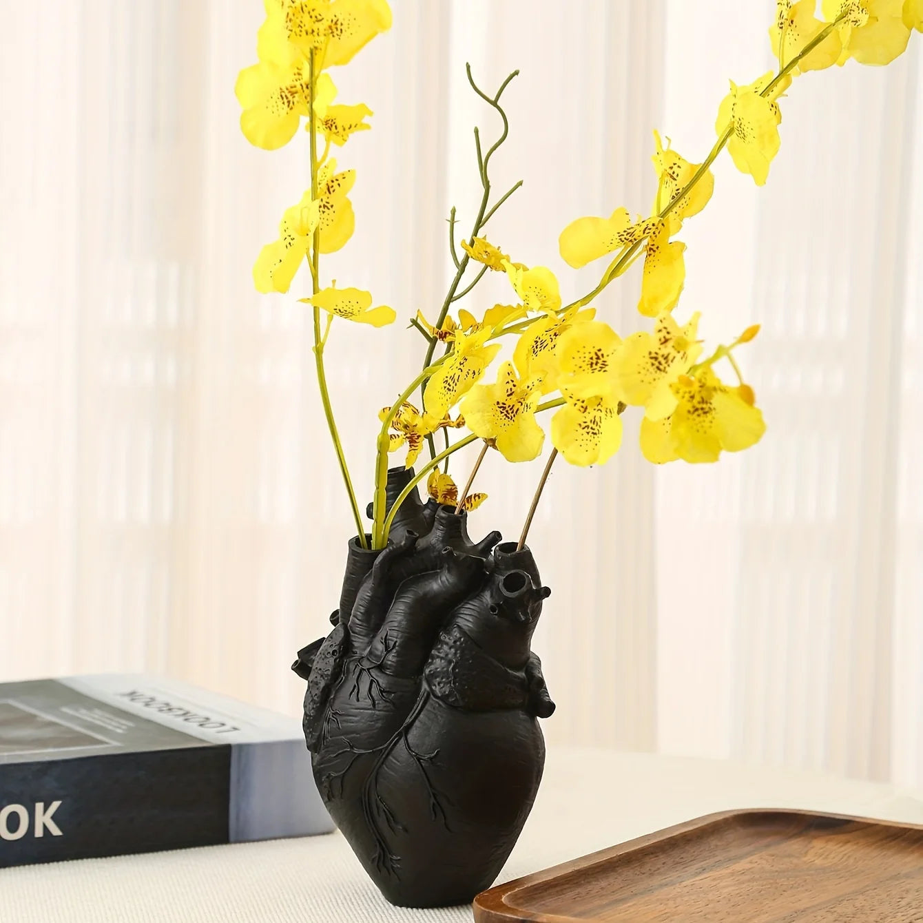 Black Anatomical Heart Vase Halloween Creative Heart Vase Resin Decorative Flower Vessel Modern Art Flower Vessel for Home Decor
